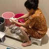 7 Gaya Artis Nyuci Baju Tanpa Bantuan ART, dari Momo Geisha dengan Pose Estetik hingga Sarwendah Ngucek Manual Pake Tangan
