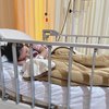 Deretan Potret Mawar AFI Temani Putrinya di Rumah Sakit, Mantan Suami Belum Terlihat Menjenguk