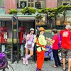 Tampil Cakep Bertopi, Ini 11 Potret Fuji Mejeng Bergaya Kasual Pose Pakai Telepon di Wartel 