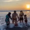 Deretan Potret Andien Ajak Keluarga Main ke Pantai, Perut Sixpack-nya Curi Perhatian Netizen
