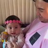 Deretan Potret Imut Baby Bible Kenakan Aksesoris Kepala, Mulai dari Bando Hingga Tudung Menggemaskan
