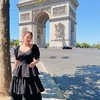 Jalan-Jalan di Paris, Ini Deretan Pesona Cassandra Lee Tampil Cantik Bergaun Hitam Pamer Tato di Punggung