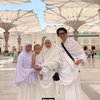 Sederet Momen Baby Shaka Ikut Rey Mbayang dan Dinda Hauw Umrah ke Makkah, Gemas Pakai Baju Ihram