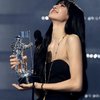 10 Potret Lisa BLACKPINK Saat Menerima Piala Best K-Pop di MTV VMA 2022, Pakai Outfit Serba Hitam yang Elegan dan Memukau