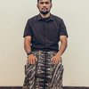Biasa Tampil Klimis Berjas, Ini 10 Potret Artis Pakai Sarung dan Kaos Polos yang Vibesnya Remaja Masjid Banget
