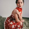 Sandrinna Michelle Pakai Dress Bertema Bunga, Penampilannya Disebut Mirip Noni Belanda