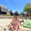 7 Potret Ivan Gunawan Berpose Bareng Seorang Pria di Pantai, Netizen Langsung Curiga