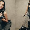 Potret Ratu Sofya Dari Jendela SMP Pakai Gaun Plastik Transparan, Penampilannya Gotik Abis!