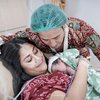 10 Momen Lahiran Anak Kedua Gya Sadiqah Istri Tarra Budiman, Setia Ditemani Suami