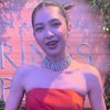 Hadiri Gala Premiere Film The Lord of The Rings: The Rings of Power , Ini Potret Mikha Tambayong Tampil Memukau dengan Gaun Orange 