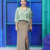 Selalu Tampil Fashionable, Ini 10 Potret Feni Rose saat Bawakan Acara TV dengan Outfit Full Color