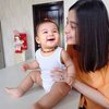 9 Potret Anak Selebriti Pakai Kalung Amber Saat Bayi, Disebut Bisa Redakan Nyeri Sampai Anti Rewel