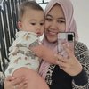 10 Potret Baby Ukkasya Anak Zaskia Sungkar Bareng Nenek Sambungnya, Anteng Banget!