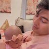 Deretan Potret Close Up Baby Moana Anak Ria Ricis, Wajah Bengongnya Gemesin Banget