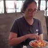 11 Gaya Sederhana Ussy Sulistiawaty Jajan di Pinggir Jalan, Lahap Makan Bakso sampai Soto Ceker