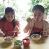 11 Gaya Sederhana Ussy Sulistiawaty Jajan di Pinggir Jalan, Lahap Makan Bakso sampai Soto Ceker