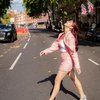 Catwalk di Jalanan Kota London, Ini Deretan Potret Cassandra Lee Tampil Anggun dengan Outfit Serba Pink