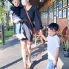 10 Potret Kompak Vicky Shu Bareng 2 Anak Lelakinya, Serasi Bak Kakak Adik
