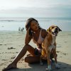 Pose Kece Erika Carlina di Pantai Bareng Hewan, dari Anjing Sampai Kuda di Sumba