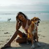 Pose Kece Erika Carlina di Pantai Bareng Hewan, dari Anjing Sampai Kuda di Sumba