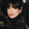 Deretan Potret Anne Hathaway Cosplay Jadi Karakternya di Film Ikonik The Devil Wears Prada, Wajahnya Gak Menua Sama Sekali
