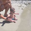 8 Potret Baby Izz yang Pertama Kali ke Pantai, Asyik Berjemur Sampai Main Air Bareng Nikita Willy dan Indra Priawan