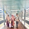 Deretan Potret Laudya Chintya Bella Jalan-Jalan ke Banjarmasin, Pose Digandeng Sang Ayah Bikin Baper