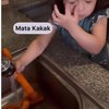 Telaten Cuci Wortel ,  Ini 8 Potret Baby Chloe Bantu Asmirandah Masak yang Udah Cocok Banget Jadi Chef Cilik!
