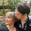 Pilih Tak Ingin Punya Anak Meski Sudah Menikah Selama 3 Tahun, Ini 10 Potret Kemesraan Rina Nose dan Suami