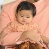 10 Detil Penampilan Aurel Hermansyah dan Atta Halilintar di Tedak Siten Baby Ameena, Kompak Sekeluarga