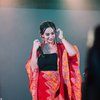 Merambah ke Dunia Tarik Suara, Ini 10 Potret Nora Alexandra Nyanyi di Atas Panggung Pakai Outfit Batik