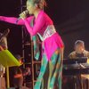 10 Potret Marion Jola Manggung Pakai Kebaya Pink di Pestapora 2022, Stylenya Keren Banget!