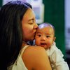 Lengket dan Penuh Kasih Sayang, Ini 11 Potret Dea Ananda Momong Baby Sanne yang Makin Gemesin