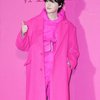 8 Potret Lee Jong Suk Tampil dengan Busana Serba Pink Mencolok, Kharismanya Memikat Hati