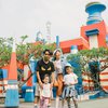 7 Potret Sarwendah Ajak Anak-Anaknya Main ke Taman Hiburan, Gayanya Disebut Masih ABG Banget 