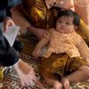 13 Potret Baby Ameena di Acara Tedak Siten, Wajah Polos Tanpa Ekspresinya Lucu Banget!