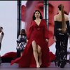 Stunning Abis, Ini 11 Potret Ariel Tatum di Paris Fashion Week Pakai Long Dress Merah Terbelah