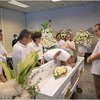 12 Potret Pemakaman Ibunda Gading Marten, Gisella Anastasia Tak Kuasa Menahan Tangis di Pusara Mantan Mertuanya