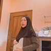 Hamil Anak Kembar, Ini Potret Cantik Indri Giana Istri Ustaz Riza Muhammad Saat Pamer Baby Bump