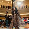 8 Potret Cantik Naura Ayu saat Manggung di Mall, Banjir Pujian Netizen dengan Outfit Kece