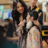 8 Potret Cantik Naura Ayu saat Manggung di Mall, Banjir Pujian Netizen dengan Outfit Kece