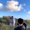Potret Maternity Shoot Gracia Indry, Gemas Bermandikan Cahaya Matahari di Pantai