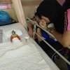 10 Potret Kocak Dijenguk Teman di Rumah Sakit, Tahu Gini Mending Gak Usah Datang Deh!