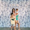 10 Gaya Carissa Puteri saat Hangout Bareng Kedua Putranya, Mama Hits yang Selalu Stylish