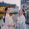 10 Potret Pesona Natasha Wilona dan Elina Joerg Pakai Hanbok Saat Liburan ke Korea, Kulit Mereka Super Putih Mirip Eonnie-eonnie!
