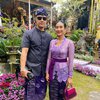 11 Potret Happy Salma Datang ke Undangan, Tampil Sederhana dan Membumi Meski Sudah jadi Bangsawan Bali