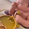 Deretan Potret Baby Izz Anak Nikita Willy Makan Opor, Lahap Banget Menyantap Paha Ayam