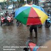 15 Potret Kocak Saat Orang Pakai Payung Ini Emang di Luar Nakar, Bikin Ngakak!