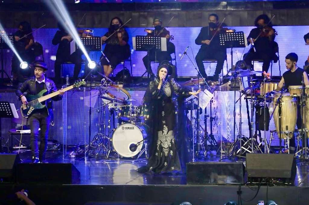 Duet Bareng Nicky Astria, Ini Deretan Pesona Mulan Jameela saat Manggung dengan Outfit Serba Hitam