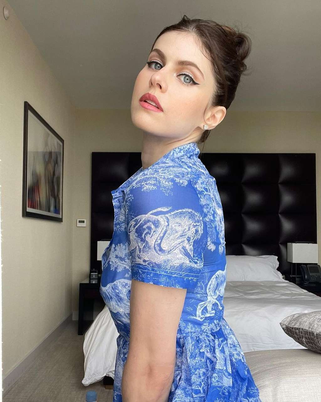 Miliki Mata Biru Menawan, Ini 10 Potret Cantik Aktris Hollywood Alexandra Daddario